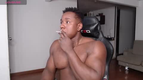 Snapshot of rogger_physique chatting on January 22, 1:42 am Rogger online show from January 22, 1:42 am