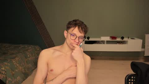 Snapshot of romeo_mercy chatting on December 11, 10:27 pm Romeo online show from December 11, 10:27 pm