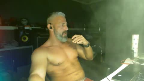 Chico que rico Caliente online show from December 17, 11:06 am