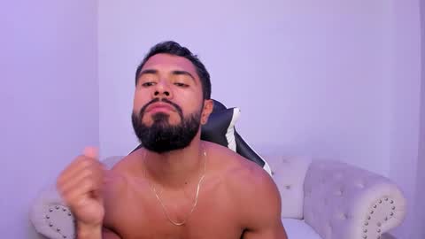 santiago_huntt online show from December 22, 12:57 pm