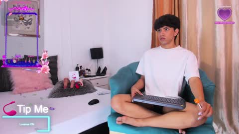 Santiago Carrington online show from February 5, 8:35 pm