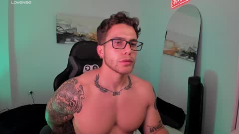 Snapshot of sebastianortizm chatting on February 20, 12:30 am Lucian Sinclair online show from February 20, 12:30 am