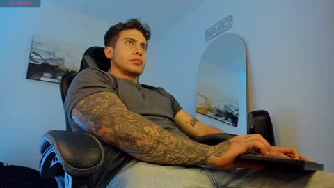 Snapshot of sebastianortizm chatting on January 17, 12:10 am Lucian Sinclair online show from January 17, 12:10 am