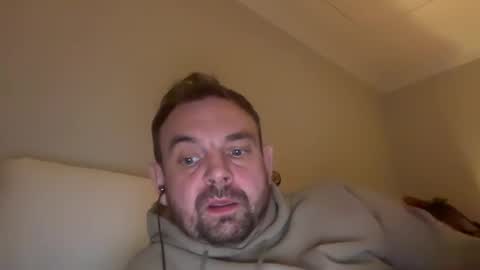 Snapshot of shyb35 chatting on December 4, 10:41 pm shyb35 online show from December 4, 10:41 pm