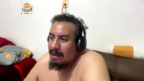 Snapshot of skinhell chatting on December 8, 4:35 am Elias online show from December 8, 4:35 am