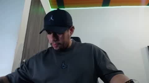 Snapshot of spartacus_cam chatting on February 9, 5:50 am     online show from February 9, 5:50 am