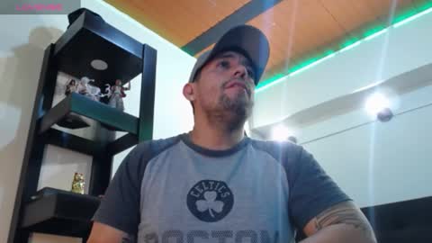 Snapshot of spartacus_cam chatting on December 23, 5:49 am     online show from December 23, 5:49 am