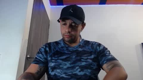 Snapshot of spartacus_cam chatting on February 18, 6:04 am     online show from February 18, 6:04 am