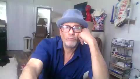 Snapshot of suckitu812 chatting on February 13, 8:06 am SUCKITU812 online show from February 13, 8:06 am