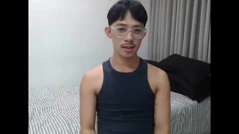 Snapshot of sweetguy102103 chatting on December 4, 10:24 am khrayan online show from December 4, 10:24 am