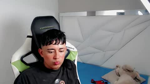 T A T A N online show from December 5, 5:25 am