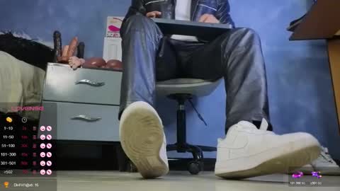 Tom online show from February 24, 2:18 pm