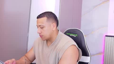 Tom muscle1 online show from October 25, 8:43 pm