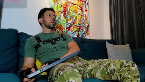 tommy_raym0ndg online show from December 1, 1:19 am