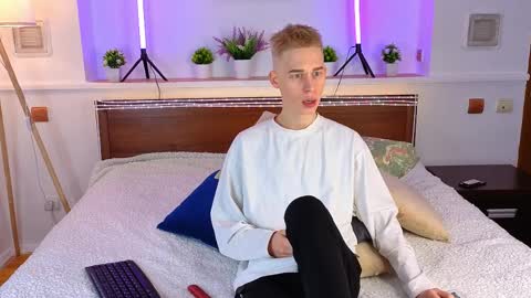 Max online show from April 8, 10:03 am