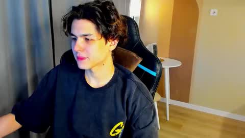 travisrivas online show from February 28, 4:11 am