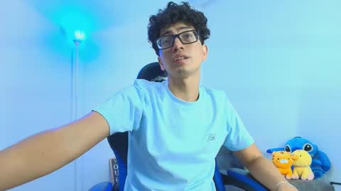 Snapshot of tylerwhiite_ chatting on October 23, 3:43 am online show from October 23, 3:43 am