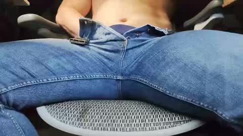 Under the desk online show from November 14, 10:00 pm