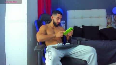 Yiyo online show from December 15, 5:15 am