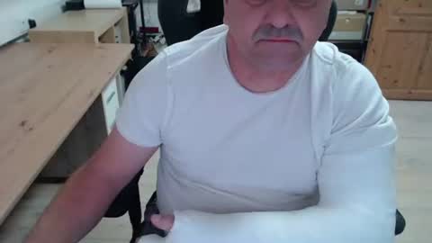 Snapshot of yoschi1976 chatting on October 26, 8:38 am yoschi1976 online show from October 26, 8:38 am