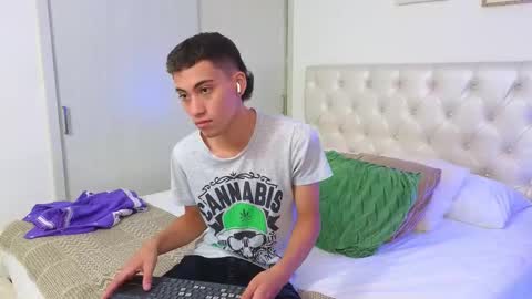 yulian_vasquez online show from January 16, 8:11 pm