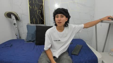 Snapshot of zoro_v chatting on October 18, 8:58 pm online show from October 18, 8:58 pm