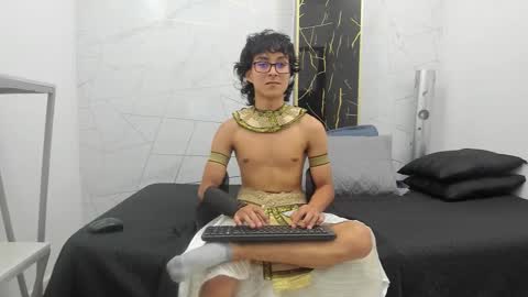 Snapshot of zoro_v chatting on October 21, 7:28 pm online show from October 21, 7:28 pm