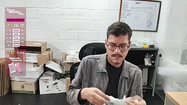 Snapshot of AndyHepburn chatting on October 20, 7:18 pm AndyHepburn online show from October 20, 7:18 pm