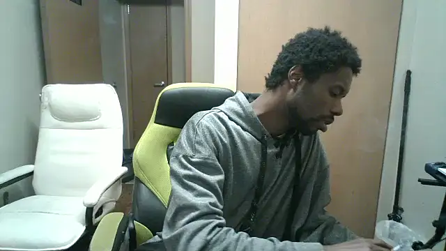 Kim and Dee online show from March 3, 9:39 am