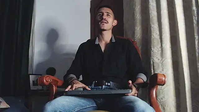 HomeAloneK online show from March 3, 8:18 pm