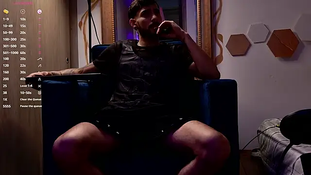 Snapshot of enzo_herrera01 chatting on February 27, 1:02 am enzo herrera01 online show from February 27, 1:02 am