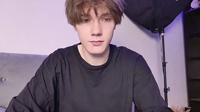 Snapshot of callmenineoneseven chatting on October 15, 10:17 pm callmenineoneseven online show from October 15, 10:17 pm