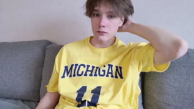 Snapshot of callmenineoneseven chatting on October 13, 7:47 am callmenineoneseven online show from October 13, 7:47 am