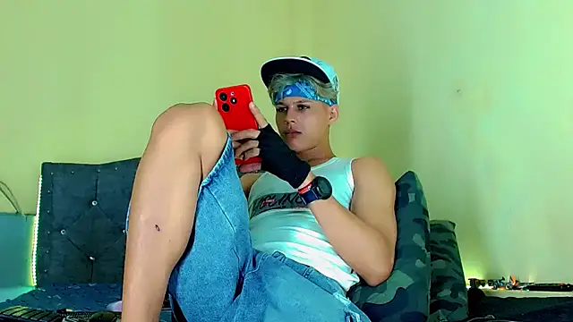 Liamscott  online show from May 6, 4:13 am