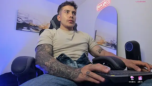 Snapshot of LucianSinclair chatting on December 28, 12:47 am LucianSinclair online show from December 28, 12:47 am