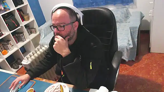 ravingr4d4 online show from February 15, 4:59 pm