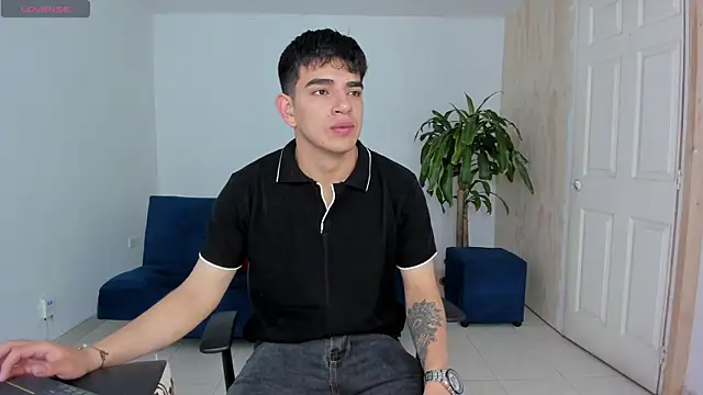 Snapshot of Ares_Johnson chatting on October 22, 1:37 pm Ares Johnson online show from October 22, 1:37 pm