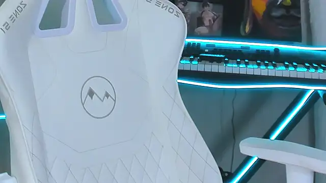 Snapshot of 4ever_dude chatting on February 16, 3:37 am 4ever dude online show from February 16, 3:37 am