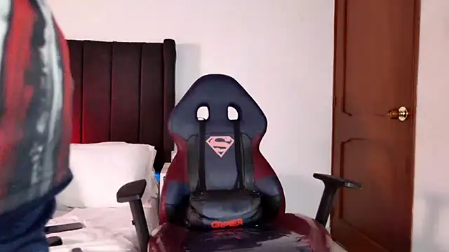 Snapshot of muscle_ares chatting on October 31, 12:45 am muscle ares online show from October 31, 12:45 am