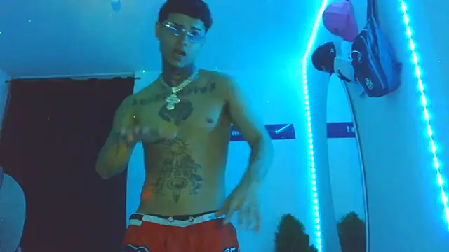 Snapshot of Skartoliver chatting on October 31, 6:04 am Skartoliver online show from October 31, 6:04 am