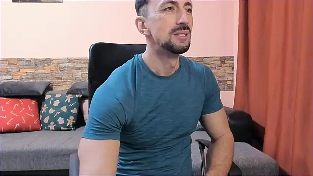 HotHunkTrainer online show from February 18, 9:32 am