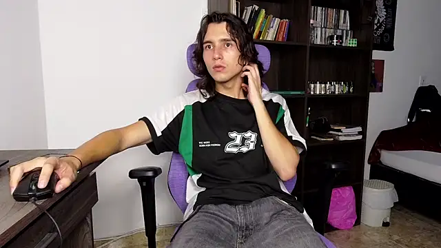 Snapshot of alex_connorr chatting on September 19, 4:02 am alex connorr online show from September 19, 4:02 am