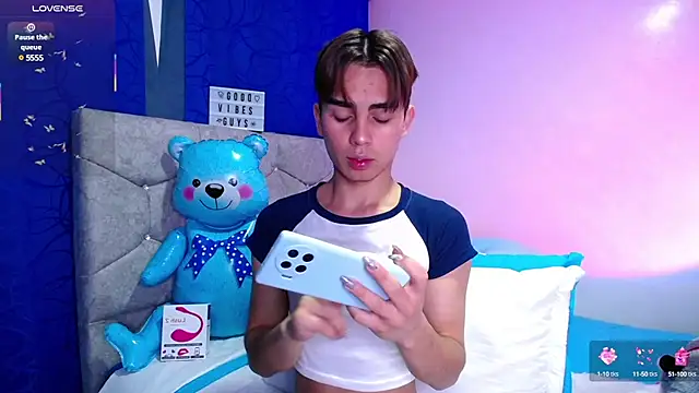 OwenBluee online show from March 10, 1:21 pm