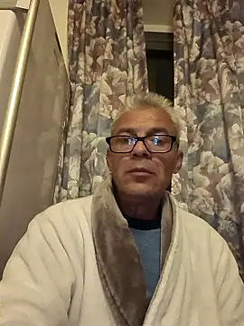 Snapshot of Picolo4111 chatting on October 25, 3:52 am Picolo4111 online show from October 25, 3:52 am