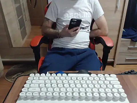 uncutguy01 online show from October 22, 5:44 am