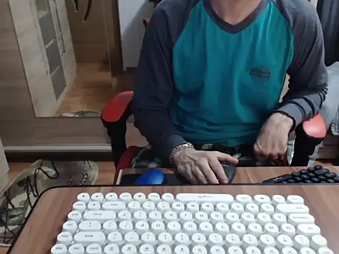 uncutguy01 online show from October 14, 1:18 pm