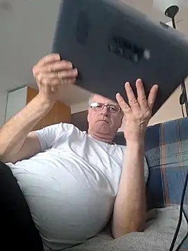 Snapshot of Milkasahne64 chatting on October 10, 8:52 am Milkasahne64 online show from October 10, 8:52 am