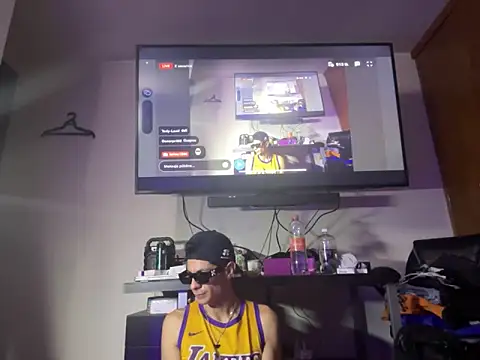 Snapshot of latino1986 chatting on March 1, 3:32 am latino1986 online show from March 1, 3:32 am