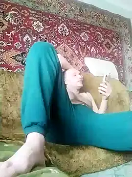 Pineapple04 online show from January 8, 9:10 am