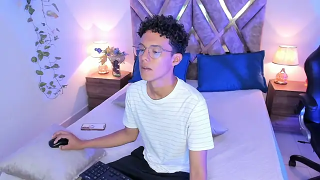 Snapshot of nickolas_moon chatting on October 15, 7:54 pm nickolas moon online show from October 15, 7:54 pm